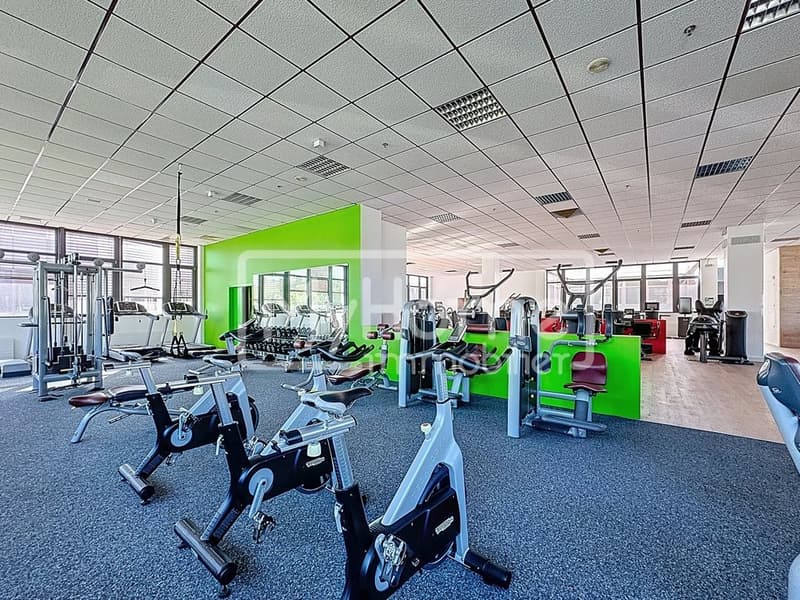 Sala fitness di 967 m2 a Lonay, completamente attrezzata, in affitto (1)