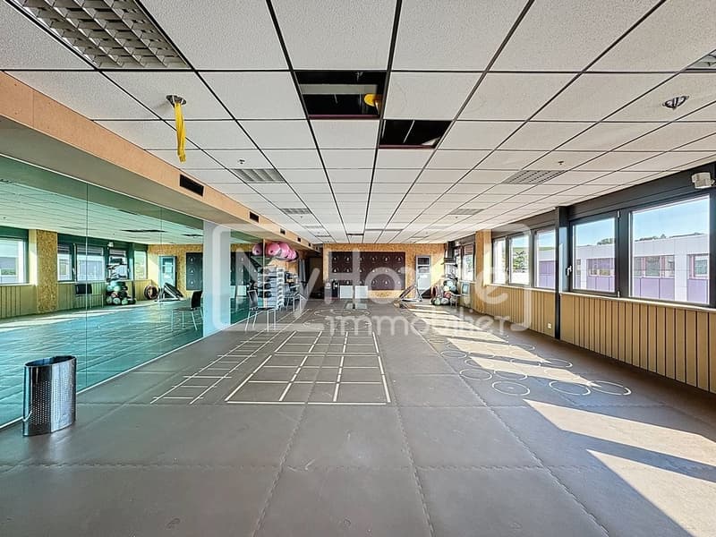 Sala fitness di 967 m2 a Lonay, completamente attrezzata, in affitto (8)