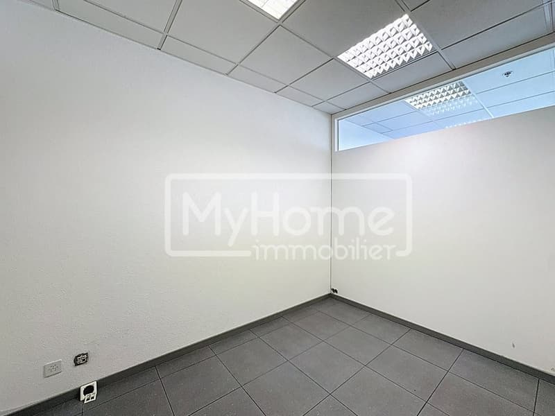 Ampio locale di 516 m2 con più di 9 locali a Lonay (12)