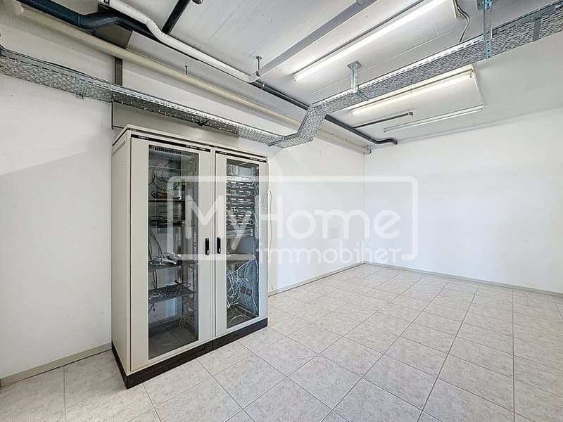 Ampio locale di 516 m2 con più di 9 locali a Lonay (2)