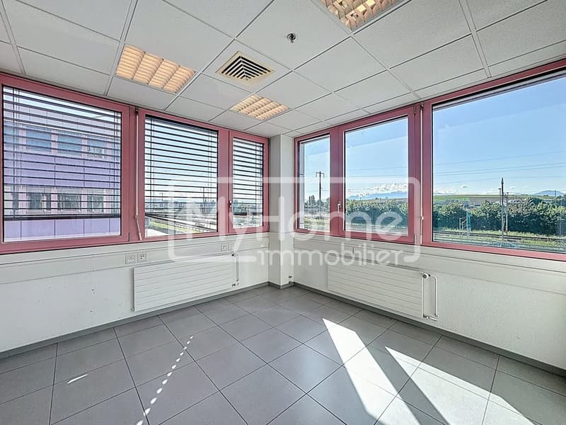 Ampio locale di 516 m2 con più di 9 locali a Lonay (3)