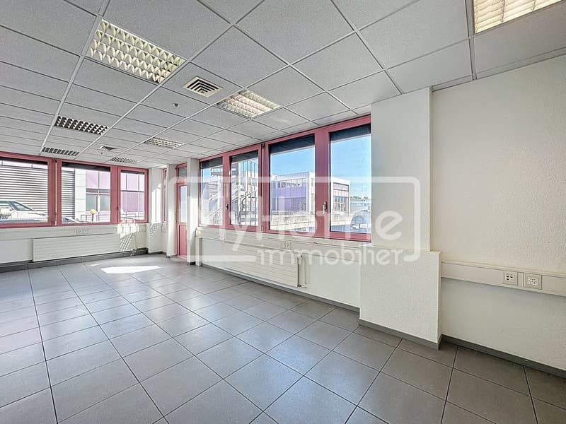 Ampio locale di 516 m2 con più di 9 locali a Lonay (8)
