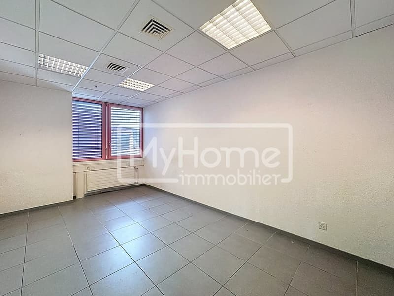 Ampio locale di 516 m2 con più di 9 locali a Lonay (10)