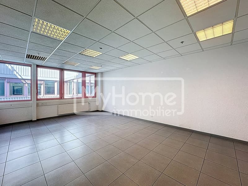Ampio locale di 516 m2 con più di 9 locali a Lonay (9)