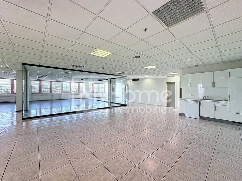 Ampio locale di 516 m2 con più di 9 locali a Lonay (5)