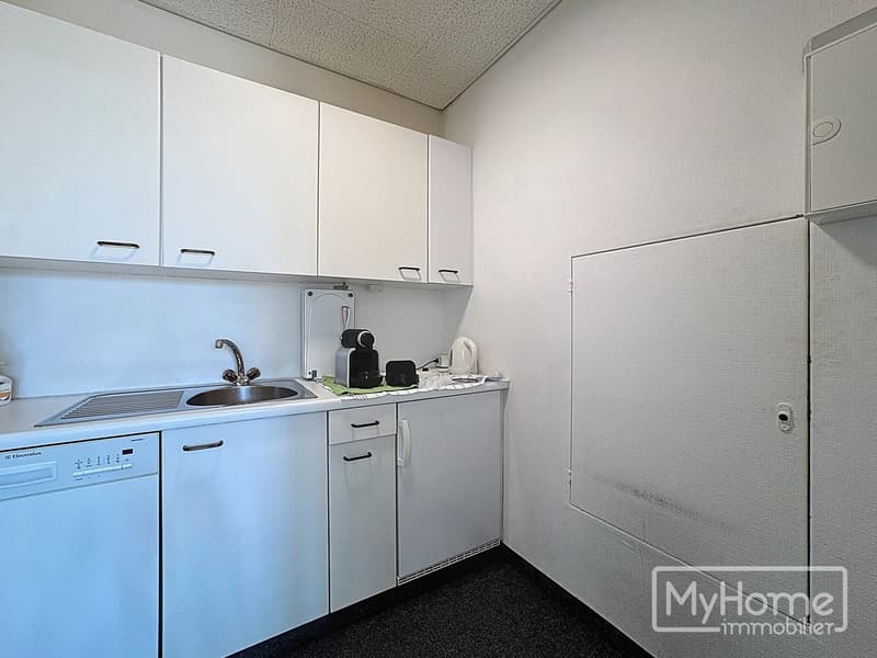 Bright commercial property of 395 m², ideally located (11)