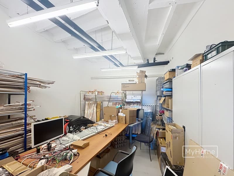 Ampia area amministrativa con due magazzini in affitto (6)