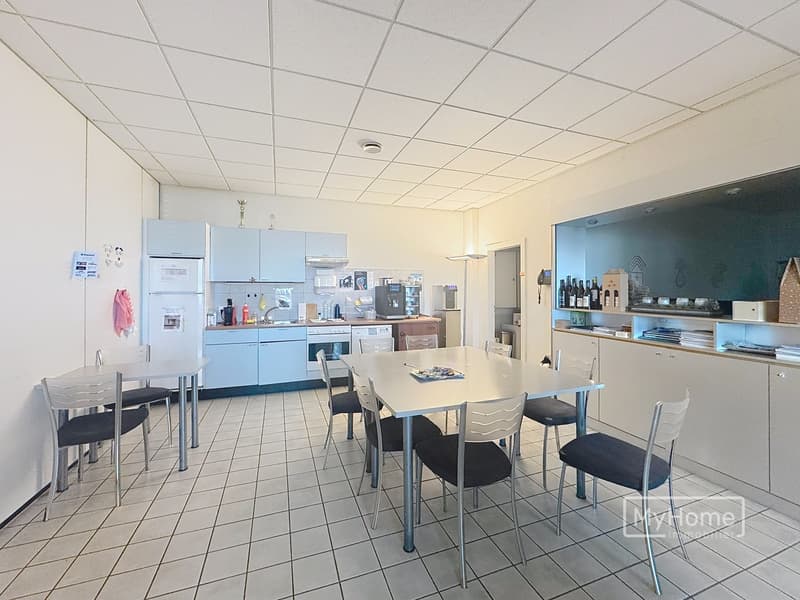 Ampia area amministrativa con due magazzini in affitto (8)