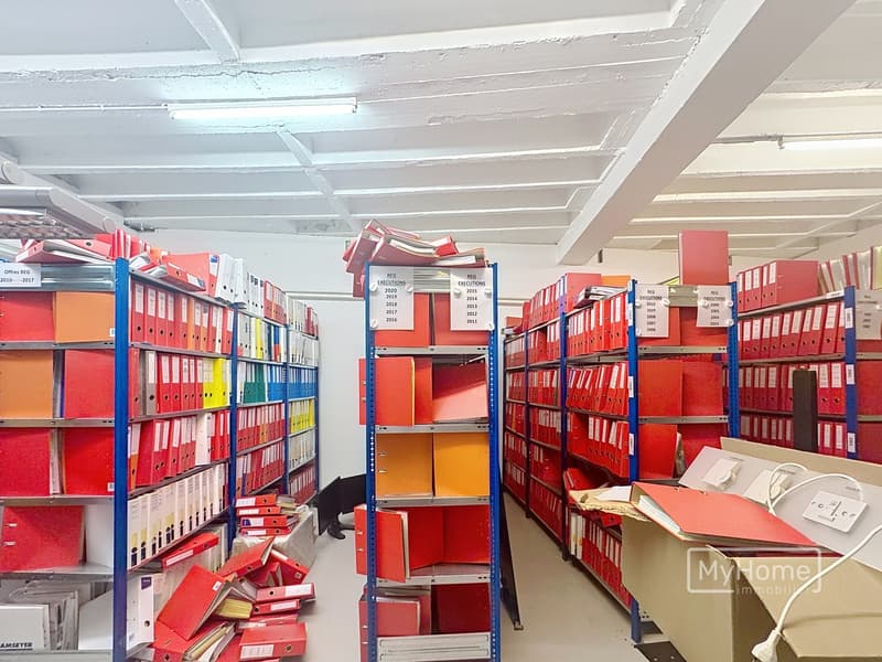 Ampia area amministrativa con due magazzini in affitto (10)