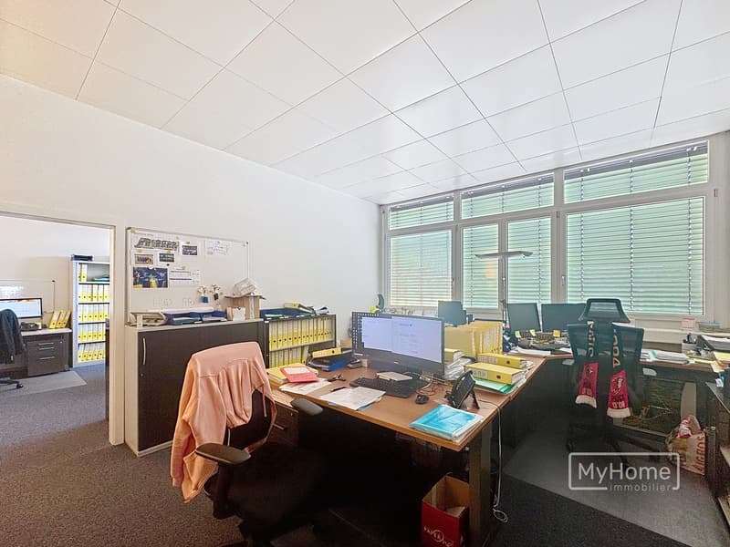 Ampia area amministrativa con due magazzini in affitto (12)