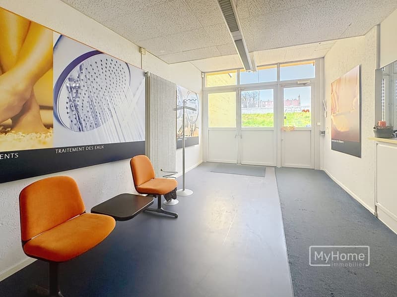 Ampia area amministrativa con due magazzini in affitto (2)