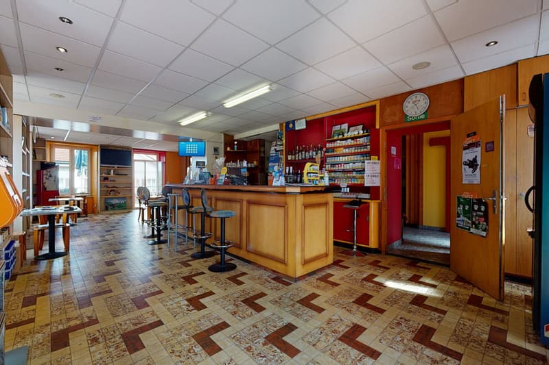 Splendide immeuble commercial avec chambres d'hôtes, bar et kiosque (10)