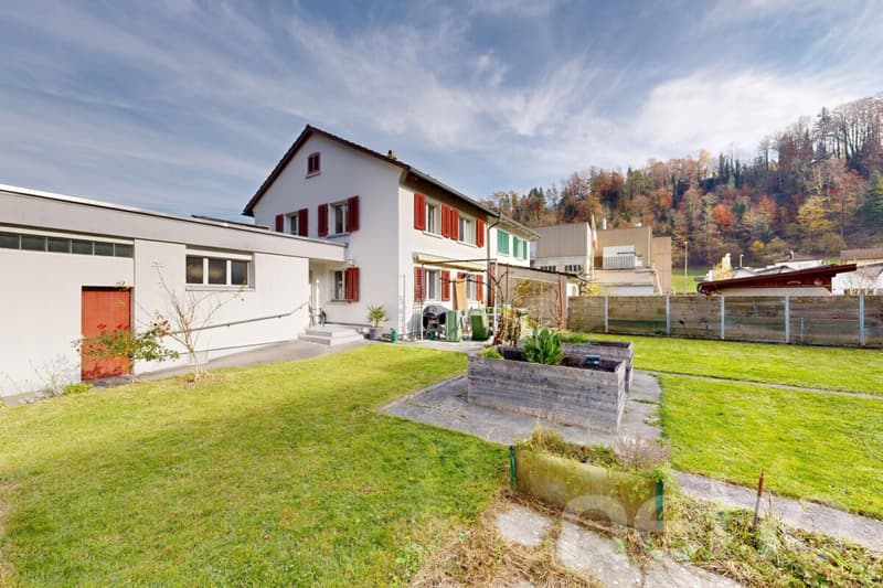 Casa con grande giardino (1)