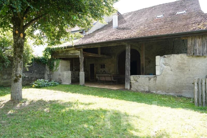 Village house with barn and garden to renovate (1)