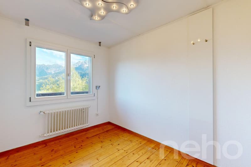 Charming Chalet with Mountain View and Development Potential in Laax (5)