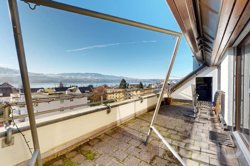 Bright beautiful attic apartment with unobstructable 180-degree lake view (4)
