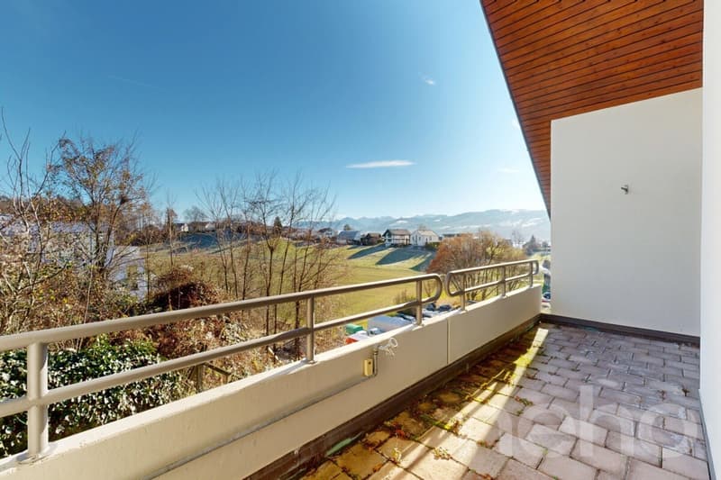 Bright beautiful attic apartment with unobstructable 180-degree lake view (10)
