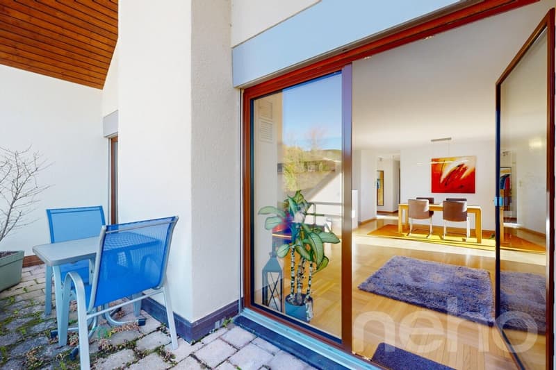 Bright beautiful attic apartment with unobstructable 180-degree lake view (5)