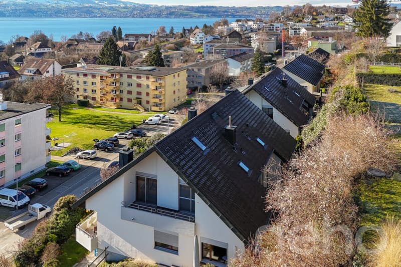 Bright beautiful attic apartment with unobstructable 180-degree lake view (1)