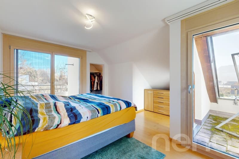 Bright beautiful attic apartment with unobstructable 180-degree lake view (11)