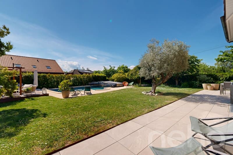 Contemporary elegance & pool in a privileged setting (4)