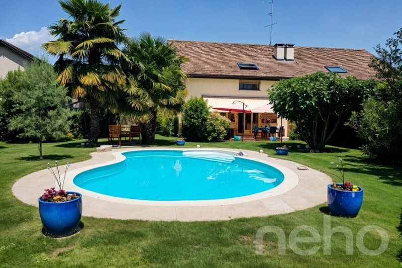 Family home with pool and large south-facing garden (2)
