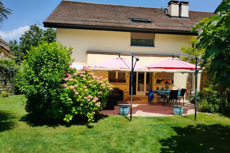 Family home with pool and large south-facing garden (3)