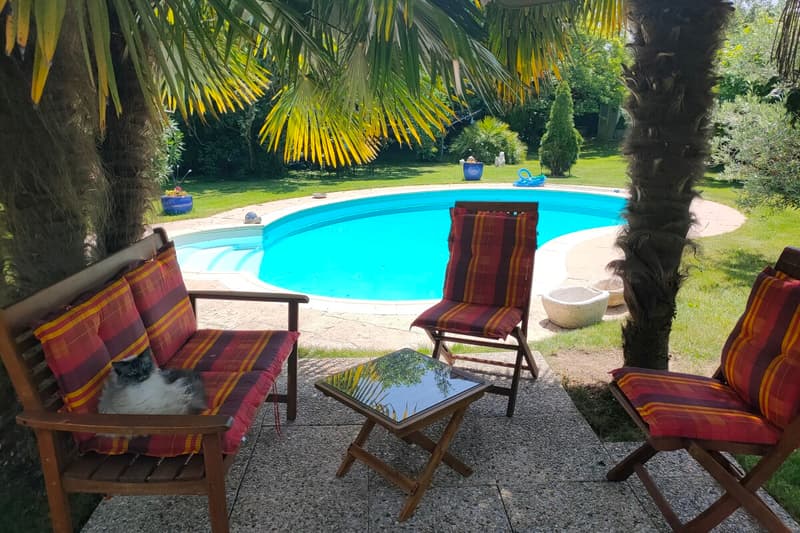 Family home with pool and large south-facing garden (5)
