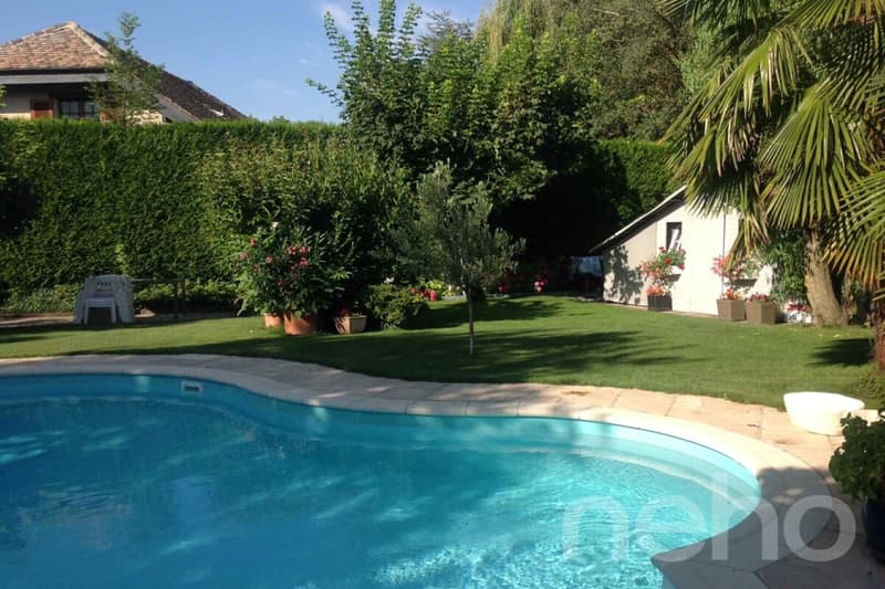 Family home with pool and large south-facing garden (4)
