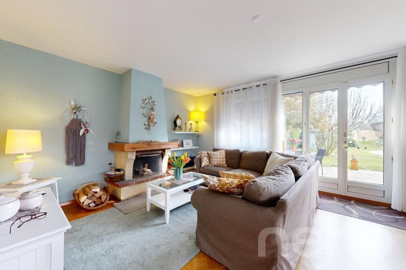 Family home with pool and large south-facing garden (7)