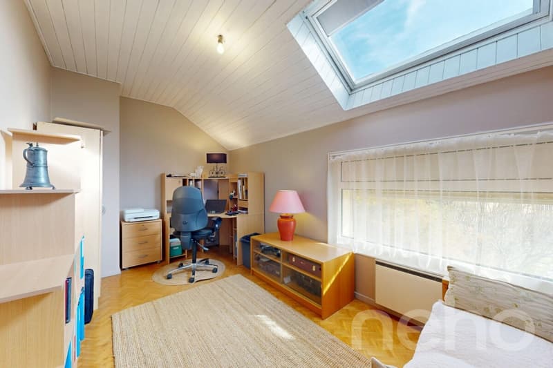 Family home with pool and large south-facing garden (12)