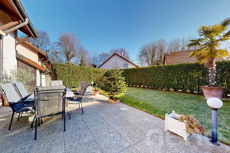 Beautiful family villa with tree-lined garden and independent studio (11)