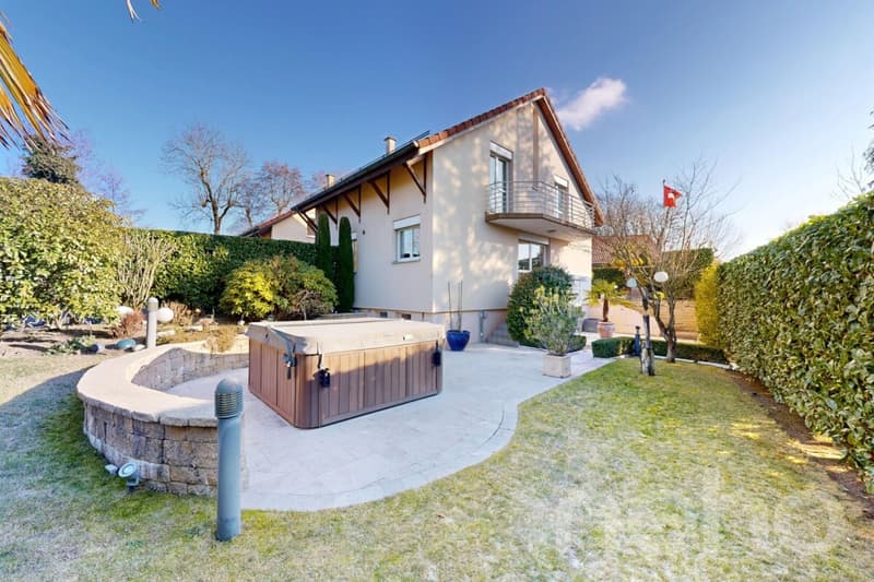 Beautiful family villa with tree-lined garden and independent studio (3)