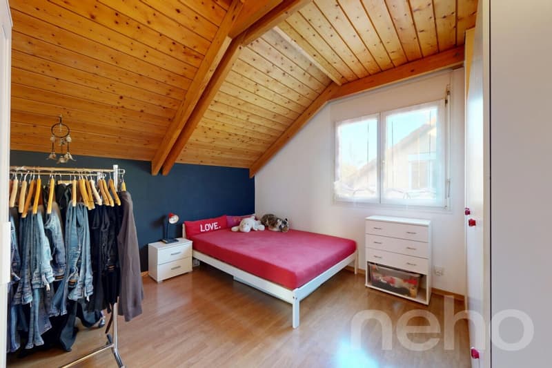 Beautiful family villa with tree-lined garden and independent studio (7)