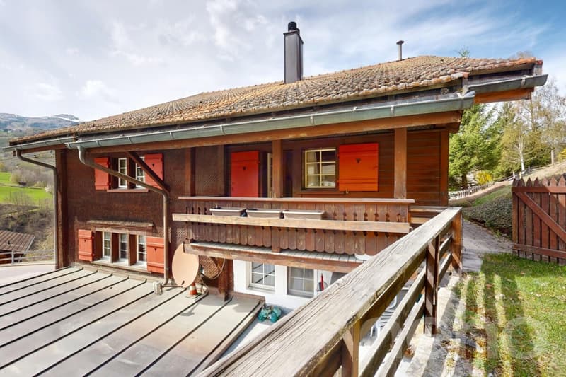 Spacious 5.5-room apartment with Grisons charm in Uors (11)