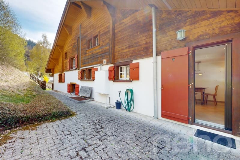 Spacious 5.5-room apartment with Grisons charm in Uors (12)