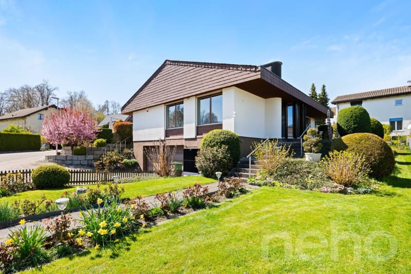 5,5 locali. Paradiso familiare con piscina, grande giardino e privacy (11)