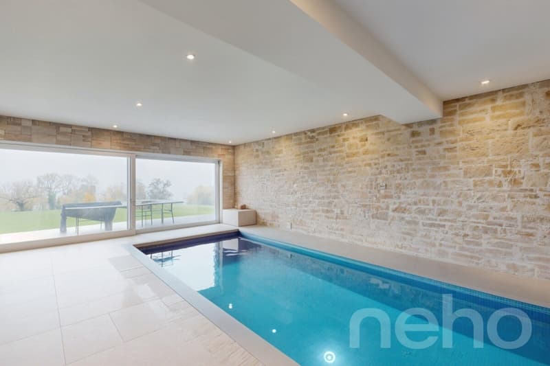This beautiful house with a lake view! (2)