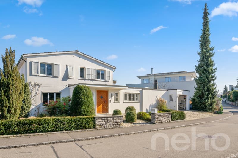 Exclusive villa with gallery, indoor pool, and garden idyll (1)