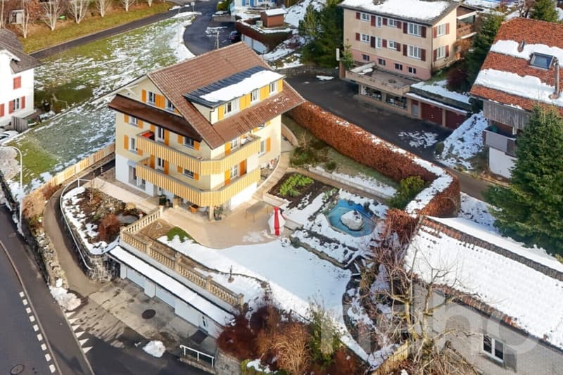 Maison ensoleillée de trois familles, 2 locaux commerciaux et beaucoup de potentiel (2)