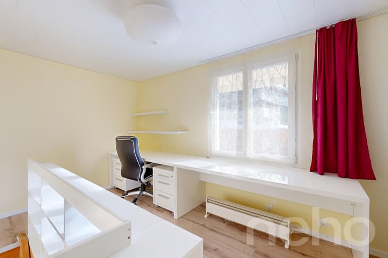 Maison ensoleillée de trois familles, 2 locaux commerciaux et beaucoup de potentiel (10)