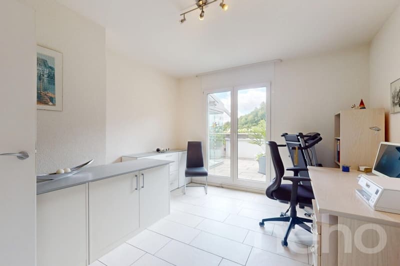 Exclusive 5.5-room attic apartment with direct lift access (11)