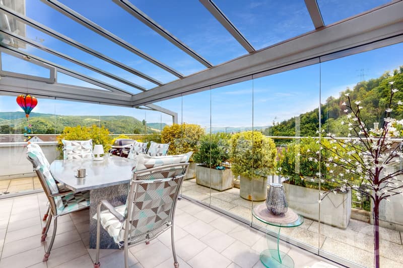 Exclusive 5.5-room attic apartment with direct lift access (2)