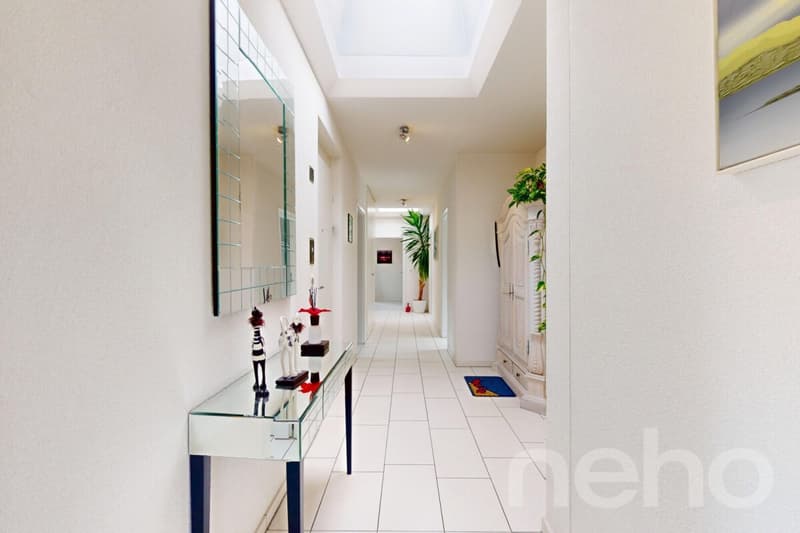 Exclusive 5.5-room attic apartment with direct lift access (8)