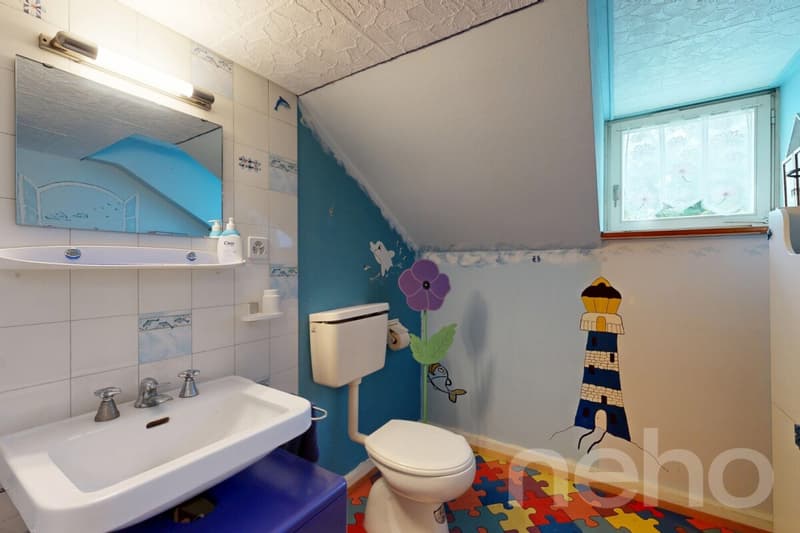 Separate Toilette im Dachgeschoss