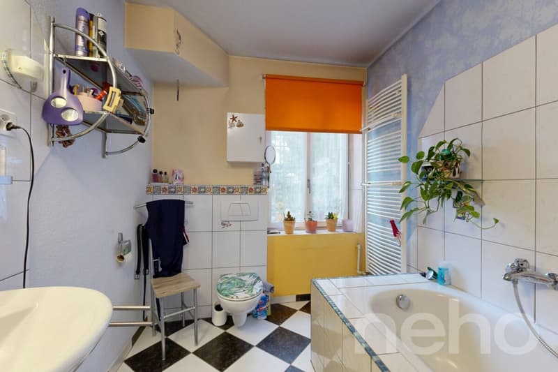 Nasszelle mit Badewanne