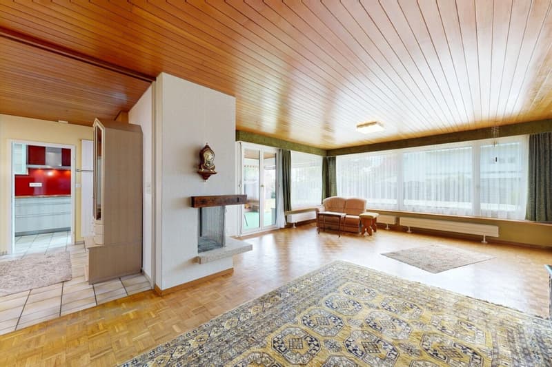 Spacious 7½ room single-family house with pool in a preferred residential area (8)
