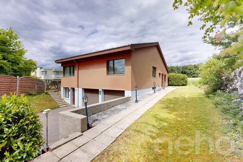 Spacious 7½ room single-family house with pool in a preferred residential area (2)