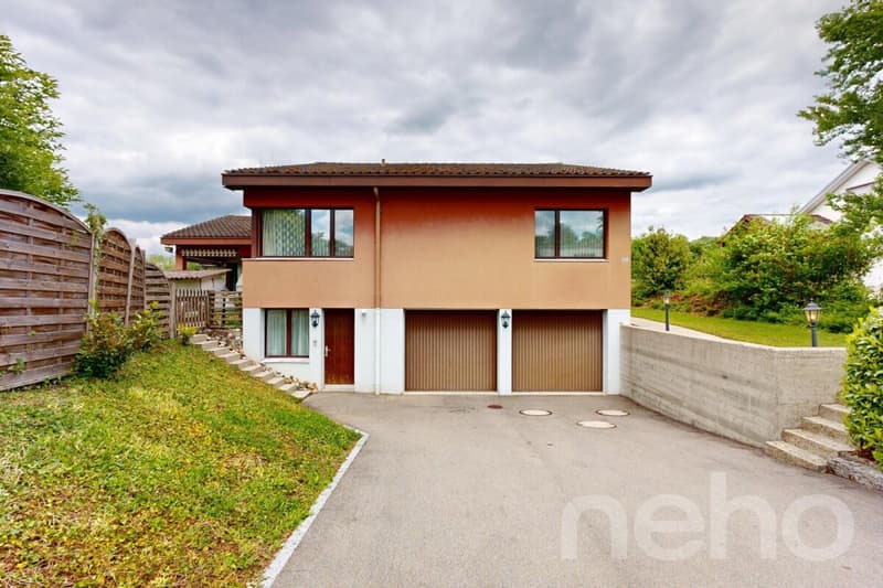 Spacious 7½ room single-family house with pool in a preferred residential area (1)
