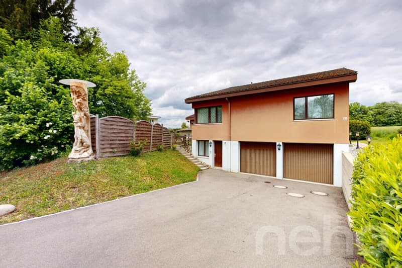 Spacious 7½ room single-family house with pool in a preferred residential area (12)